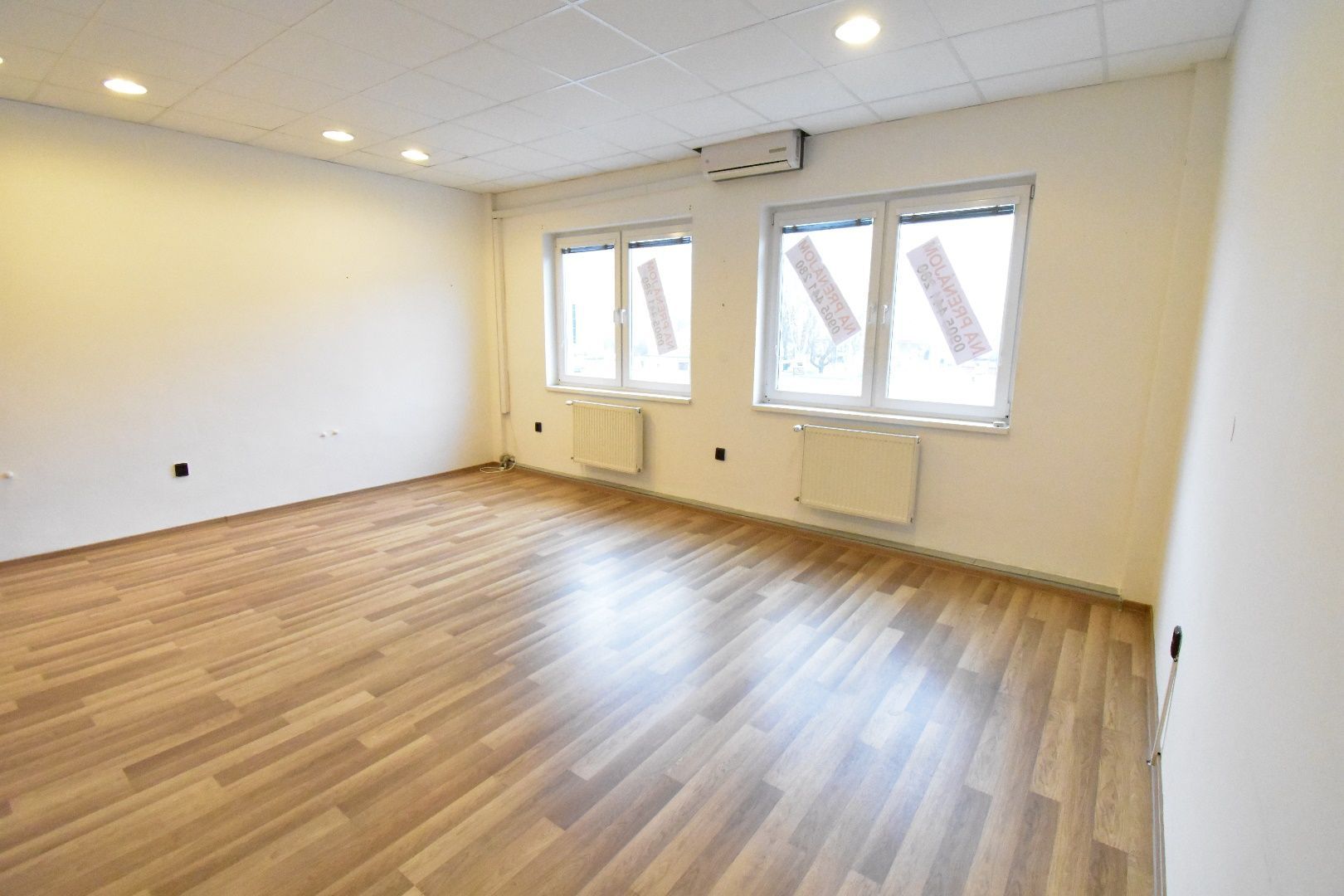 Prenájom Obchodný objekt Obchodný objekt-Prenájom-Nové Zámky-350.00 €