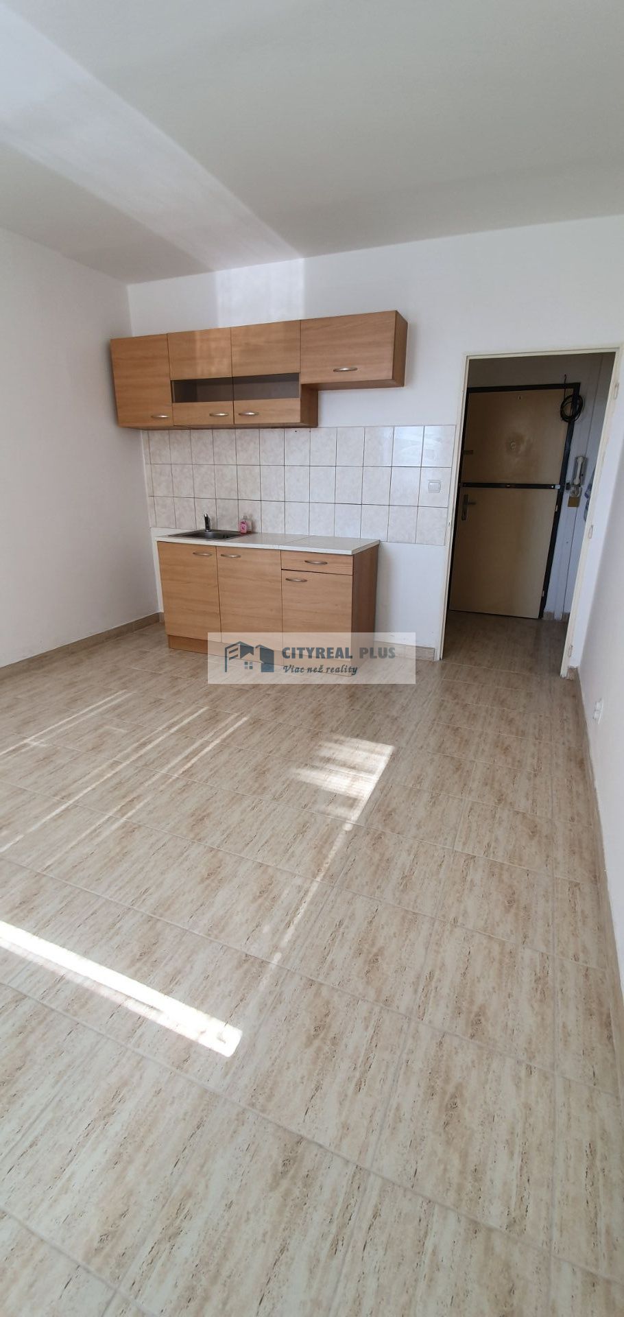 Prenájom Iný Iný-Prenájom-Štúrovo-240.00 €