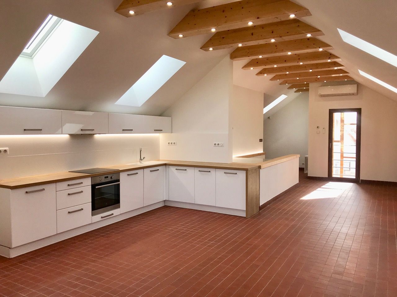 Prenájom Rodinný dom Rodinný dom-Prenájom-Bratislava - mestská časť Ružinov-3200.00 €