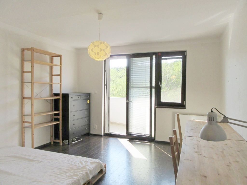 Prenájom 3-izbový byt 3-izbový byt-Prenájom-Bratislava - mestská časť Karlova Ves-500.00 €