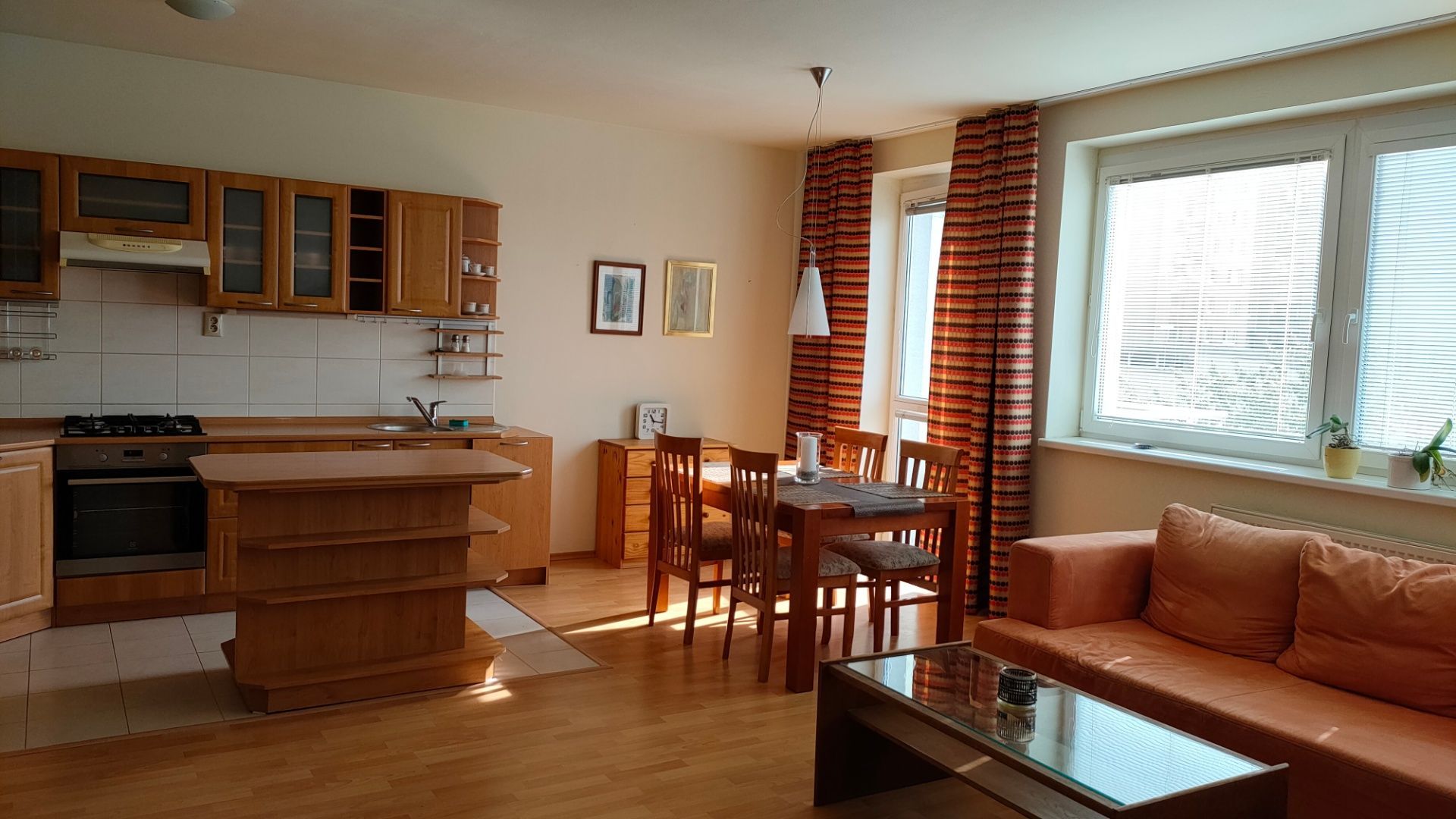 Prenájom 3-izbový byt 3-izbový byt-Prenájom-Bratislava - mestská časť Nové Mesto-640.00 €