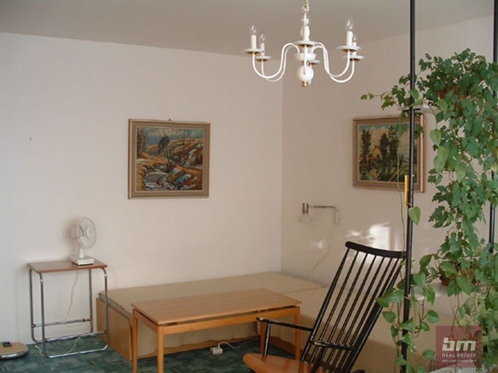 Prenájom 1-izbový byt 1-izbový byt-Prenájom-Bratislava - mestská časť Dúbravka-370.00 €