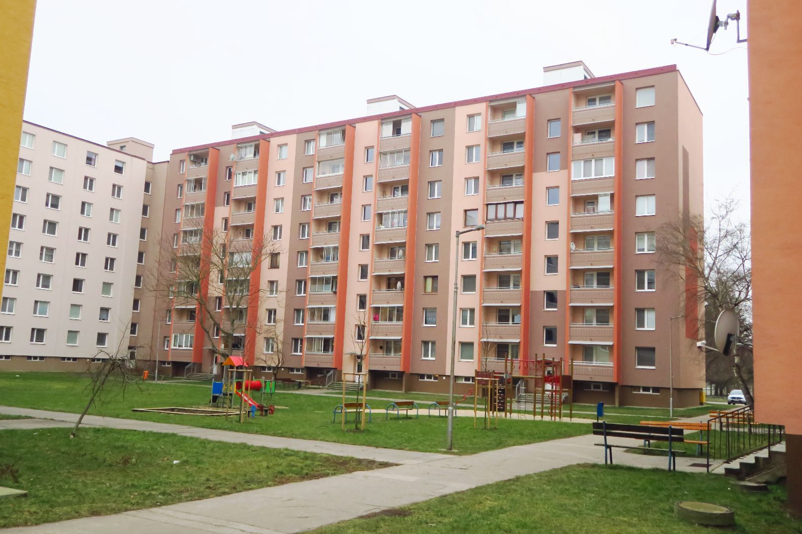 Hľadáme jedno, alebo dvojizbový byt v Senici. SÚRNE