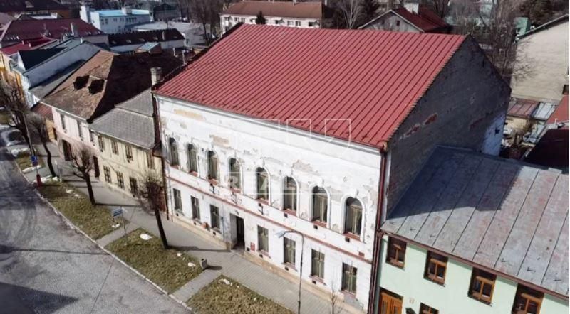 Na predaj budova v centre Kežmarku, 902m2.