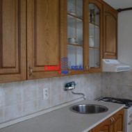 1,5-izbový byt, Karloveská ulica, čiastočná rekonštrukcia, kompletne zariadený, loggia, 3/8