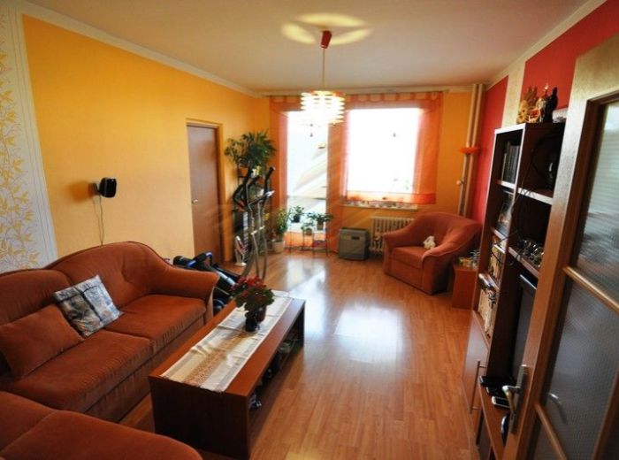 PREDANÉ - JANKA ALEXYHO, 3-i byt, 77 m2 - ZREKONŠTRUOVANÝ byt s VEĽKOU LOGGIOU, v príjemnej lokalite, v zatepl. dome s VÝHĽADOM NA KARPATY
