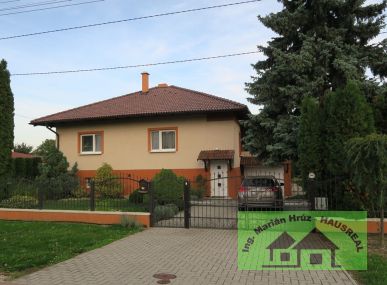 REZERVOVANÉ!!Krásny rodinný dom, 200 m2, garáž, terasa, bazén, okrasná záhrada, Vráble