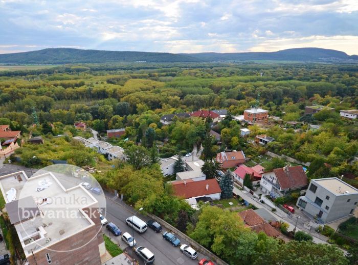 PREDANÉ - JAMNICKÉHO, 3-i byt, 69 m2 – slnečný byt s balkónom, NÁDHERNÉ VÝHĽADY na Rakúsko, ZREKONŠTUROVANÝ bytový dom, tichá lokalita