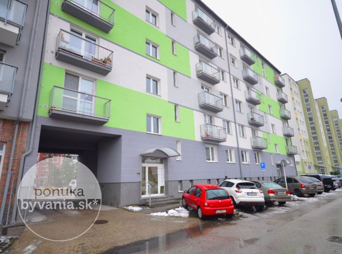 PREDANÉ - TEHELNÁ, 2-i byt, 60 m2 – priestranný, TEHLA, pivnica, balkón, samostatná kuchyňa s jedálňou, komora, skvelá lokalita na SKOK OD CENTRA