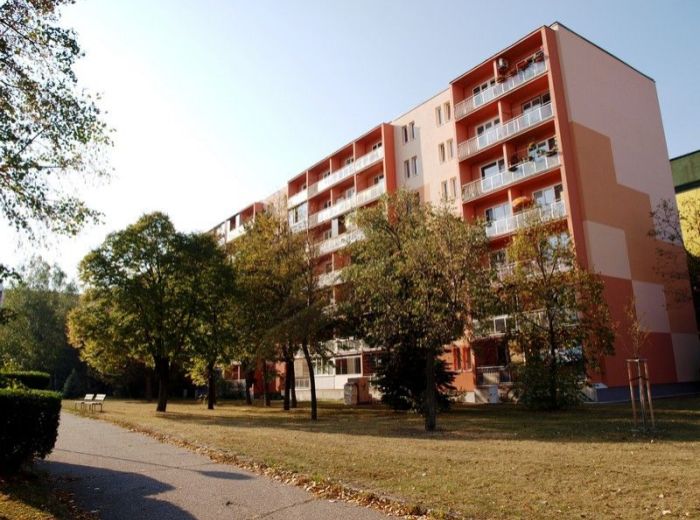 PREDANÉ - ROVNÍKOVÁ, 3-i byt, 69 m2 - s loggiou a komorou, zateplený dom v TICHUČKEJ A ZELENEJ časti RUŽINOVA