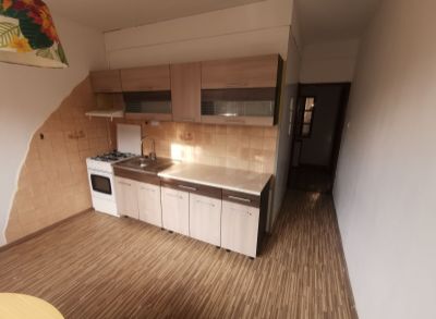 2710 Na prenájom 2-izb.byt v N.Zámkoch