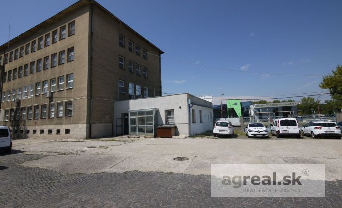 Areál s kanceláriami 44, 66 alebo 200 m², Rožňavská ul., parkovanie v areáli, klimatizácia, pri Freshmarkete