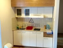 Predaj slnečného 2izb. bytu v Apartmovom dome HOREC na Donovaloch s priestrannou loggiou, priamo v Centre. !!!TREBA VIDIEŤ!!!