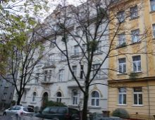 Jedinečný veľkometrážny (150 m2) tehlový 5 izbový byt s typickou staromestskou atmosférou tichej časti Starého mesta v historickej budove s výhľadom na Modrý kostolík, Sienkiewiczova ulica.