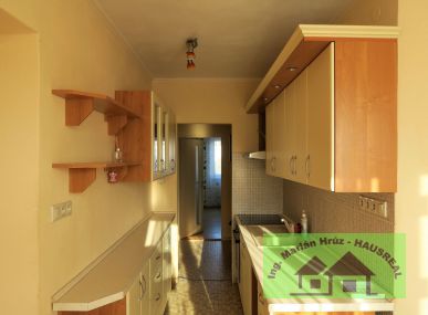 REZERVOVANÉ!!Pekný 3-izbový byt, 79 m2, balkón, kompletná rekonštrukcia, Šahy Stred