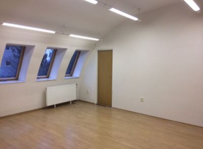 Ponúkame na prenájom kanceláriu o rozlohe 29m2 + kumbál .
