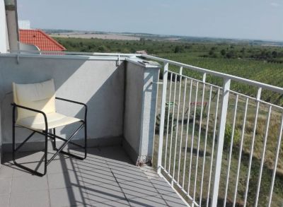 ARETÉ REAL - PREDAJ PRIESTRANNÉHO 2-IZBOVÉHO BYTU A GARSÓNKY S 2 PIVNICAMI A 2 GARÁŽAMI S KRÁSNYM VÝHĽADOM V MODRE, TRNAVSKÁ