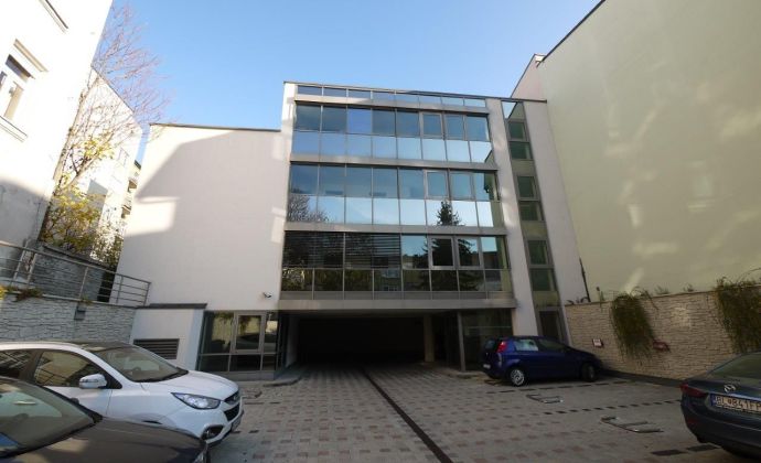 Nadštandardné kancelárske priestory s parkovaním, 117 m2 + 27 m2 terasa, Panenská ulica od 1.12.2023