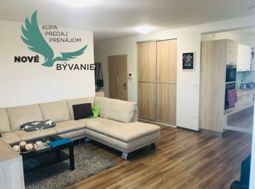 Exkluzívne len u nás! Krásny veľký dvojizbový byt s balónom v novostavbe a garážovým státím