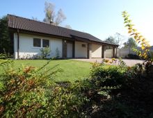 NA PREDAJ novostavba priestranného 4-izbového domu typu bungalov pod hradom Pajštún, pozemok 628 m2, tehla, krb, podlahové kúrenie, dokončená OKRASNÁ ZÁHRADA, obec Borinka.