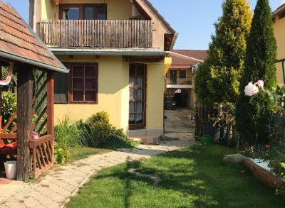 ARETÉ REAL - PREDAJ EXKLUZÍVNEHO, MEŠTIANSKEHO RODINNÉHO DOMU S 2 BYTMI, NÁDHERNOU ZÁHRADOU V CENTRE PEZINKA, HOLUBYHO