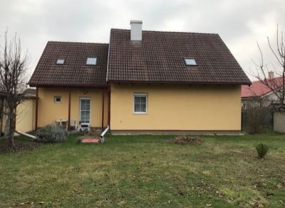 ARETÉ REAL - PRENÁJOM DVOJPODLAŽNÉHO RODINNÉHO DOMU NA ROZĽAHLOM POZEMKU VO SVATOM JURE, STANIČNÁ