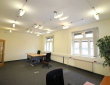 KANCELÁRSKE PRIESTORY: Na prenájom kancelária 53.33 m2, Kukučínova ulica, Nové Mesto, zariadené, vlastná kuchynka, alarm, klimatizácia.