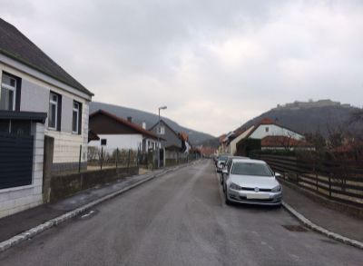 PREDAJ – Rakúsko – Hainburg an der Donau – pozemok 604 m2 so starším RD