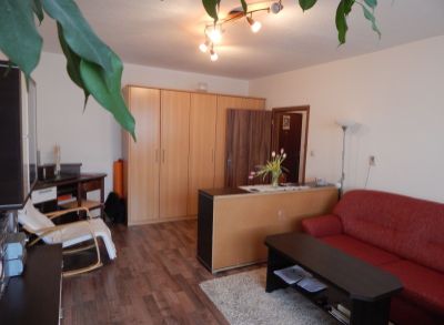 Presvetlený priestranný 3i byt v Karlovej Vsi, Ľ. Fullu 77,5 m2, nepriechodné izby, loggia.