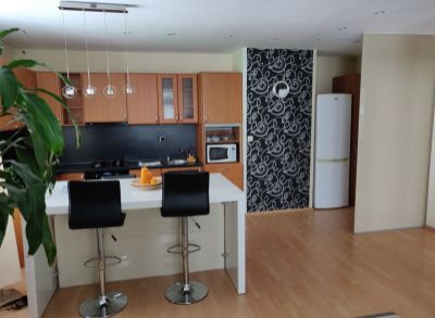 Areté real - Prenájom priestranného, veľmi pekného 3-izbového, kompletne zariadeného bytu s dvomi balkónmi v dobrej lokalite v Pezinku, Hroznová