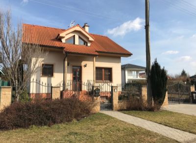 Rezervované - ARETÉ REAL - PREDAJ PEKNÉHO RODINNÉHO DOMU S GARÁŽOU A NÁDHERNOU PARKOVO UPRAVENOU 715 m2 ZÁHRADOU