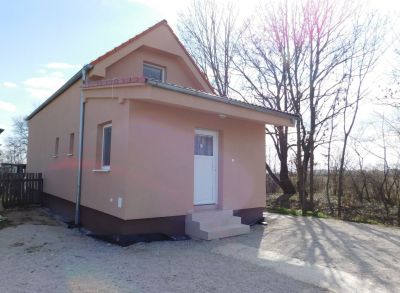 ARETÉ REAL - PREDAJ DVOJPODLAŽNEJ CELOROČNE OBÝVATEĽNEJ CHATY V ZÁHRADKÁRSKEJ OSADE VO VINOSADOCH, PEZINSKÁ