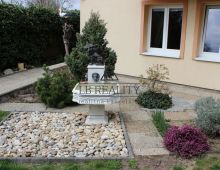 NA PREDAJ: dvojgenerečný rodinný dom ( 208 m2), pozemok 668 m2, krb, podlahové kúrenie, obec Záhorská Bystrica. Dva samostatné vstupy. DOHODA.