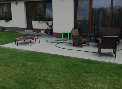 Areté real, Predaj novostavby rodinného domu v novej lokalite v obci Slovenský Grob, Monari