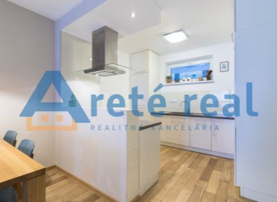 ARETÉ REAL - PREDAJ ŠTÝLOVÉHO, PRIESTRANNÉHO 2-IZBOVÉHO BYTU S TERASOU, VLASTNOU ZÁHRADOU A PARKOVACÍM MIESTOM V ATRAKTÍVNEJ LOKALITE BRATISLAVY, ČASŤ STARÉ MESTO, K LOMU