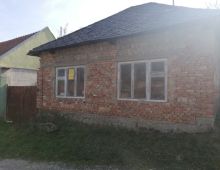 Na predaj veľký slnečný pozemok v centre obce Tepličky !