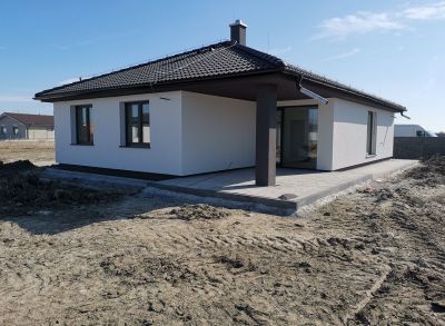 Skolaudovaný 4-izbový rodinný dom s prekrytou terasou a dlažbami