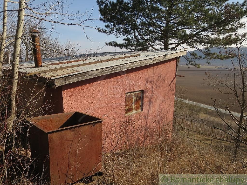 Vinica s chatou neďaleko Zádielskej doliny