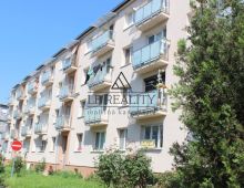 Na predaj SLNEČNÝ 2,5 izbový byt s BALKÓNOM vo vyhľadávanej lokalite, Solivarská ulica, Ružinov. Nízkopodlažný tehlový bytový dom.