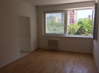 PREDAJ • Karlova Ves • Novackého • 3-izbový byt • rekonštrukcia, loggia, balkón