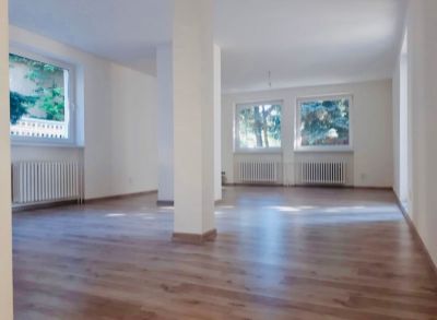 Ponúkame na predaj 4 izbový byt v dvojpodlažnom dome ( spodná časť domu ) o celkovej rozlohe 134,8 m2.K spodnej časti patrí záhradka okolo domu+ garáž.