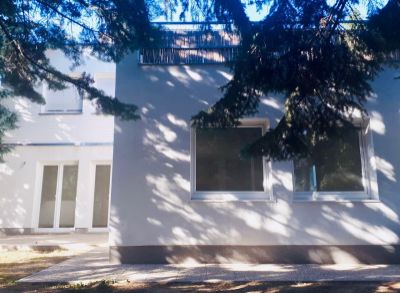 Ponúkame na predaj rodinný dom zo záhradou : 4 izbový byt v dovjpodlažnom rodinnom dome ( spodná časť domu) o celkovej rozlohe 134,8 m2.+ garáž.