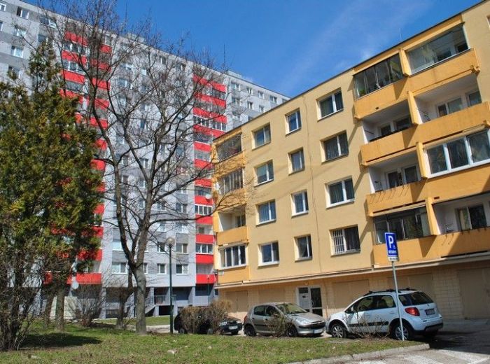 PREDANÉ - UŠIAKOVÁ – DÚBRAVKA, 4-i byt, 82 m2 - 4-podlažná bytovka, zasklená loggia, pivnica, TICHÁ, PRÍJEMNÁ LOKALITA