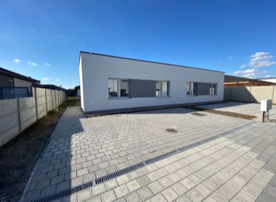 Takmer dokončený 4 izbový bungalov (95m2) v Bernolákove so záhradkou