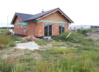 Moderný 4-izbový bungalov so zvýšenými stropmi osadený na rožnom pozemku v Alžbetinom Dvore