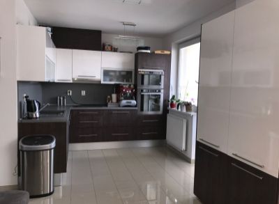 ARETÉ REAL - PRENÁJOM PRIESTRANNÉHO, VEĽMI PEKNÉHO 2-IZBOVÉHO BYTU S 2 BALKÓNMI, PO REKONŠTRUKCII V PEZINKU, SVÄTOPLUKOVA
