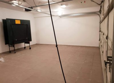 Ponúkame na predaj Veľku garáž pod domom o rozlohe 70 m2 . Možnosť parkovania 4 aut + veľky uložný priestor.