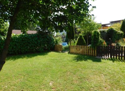 Areté real - Predaj priestranného, tehlového 3-izbového bytu s garážou a veľmi peknou 250 m2 záhradou v obci Chorvátsky Grob, časť Čierna Voda