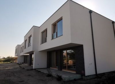 Kvalitné dvojpodlažné 4-izbové domy v pekným pozemkom v tichej ulici