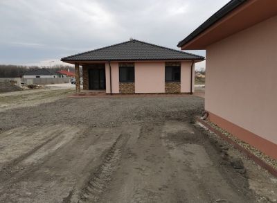 Klasický 4-izbový bungalov s pozemkom 800m2 dokončený na kľúč blízkosti hrádze